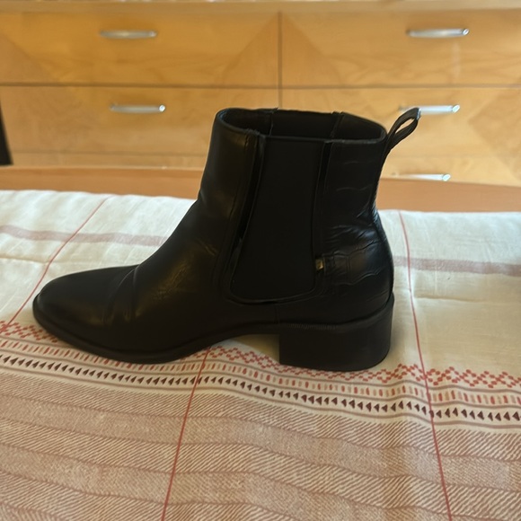 Black size 5.5 Steve Madden booties. - Picture 2 of 3